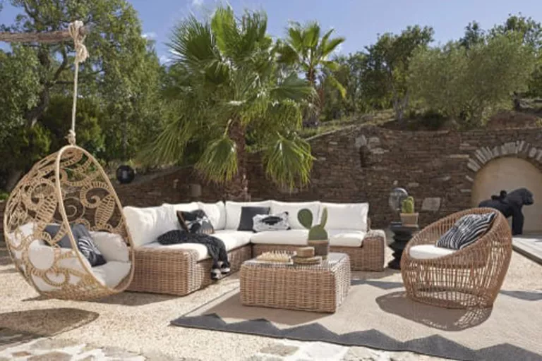 tapis d'extérieur style chanvre avec meubles de jardin en osier et balançoire suspendue dans un décor tropical