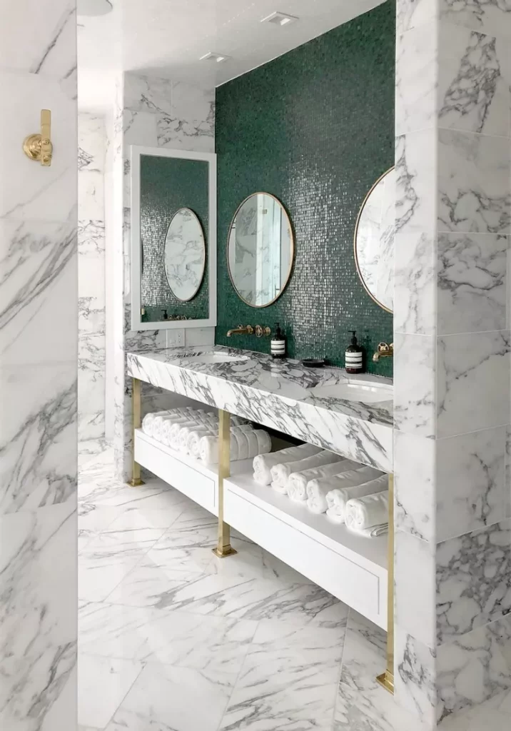 salle de bain marbre et doré