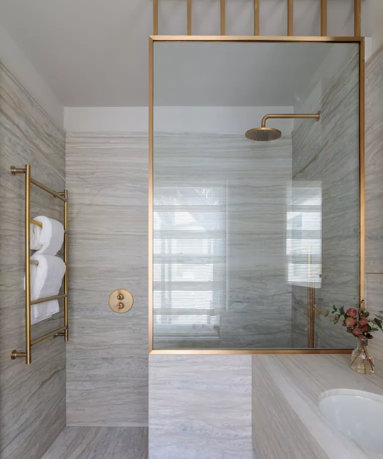 douche de salle de bains avec carrelage beige