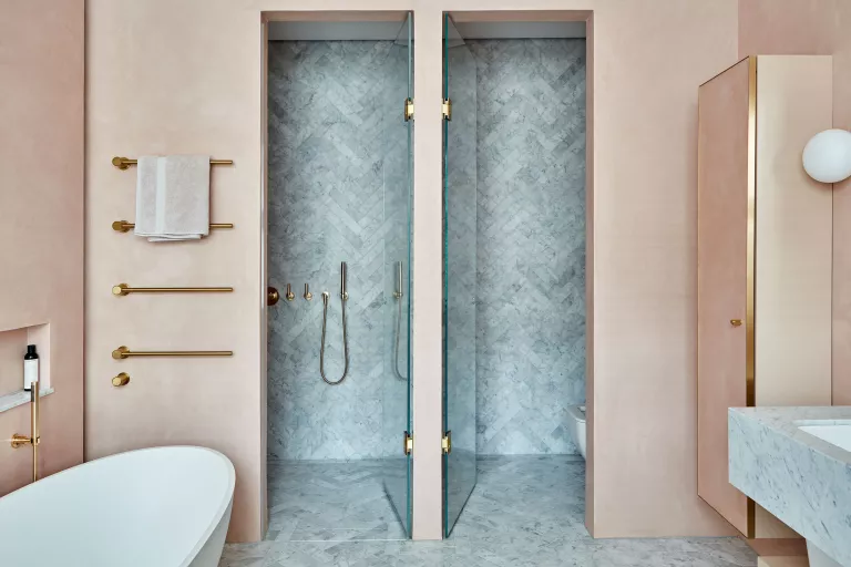 You are currently viewing 10 inspirations de salle de bain sublimées par des couleurs chaudes