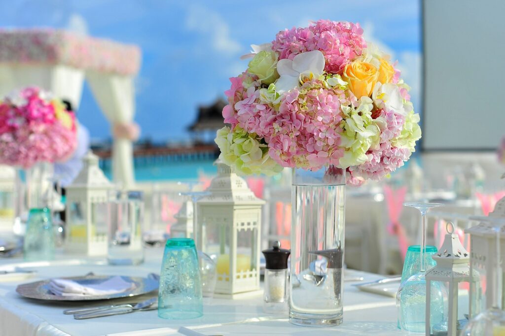 bouquet de fleurs dans vase posée sur table fête extérieure