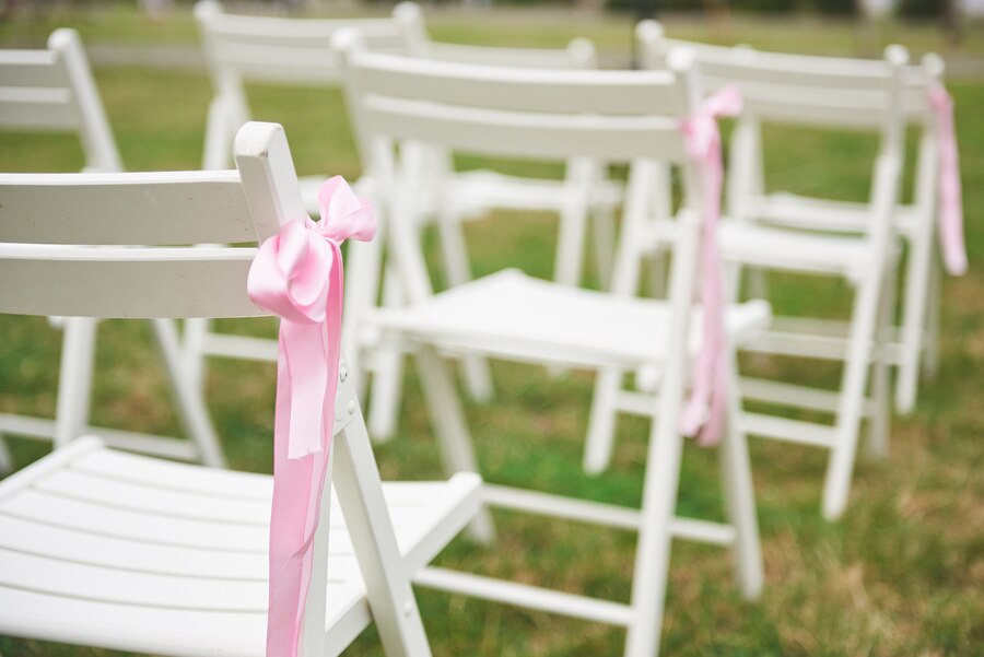chaises blanches avec ruban rose