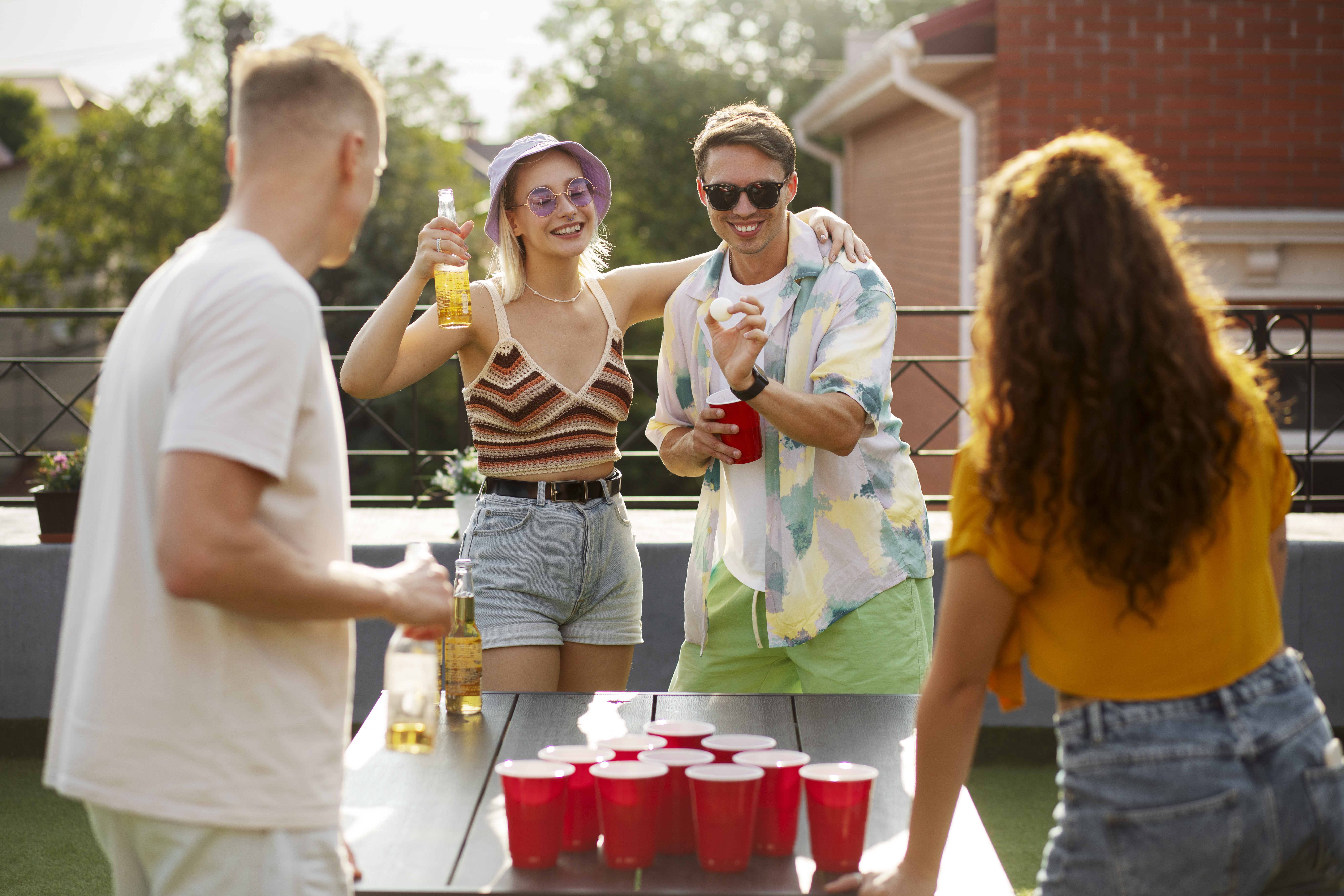 groupe d'amis jouant au beer pong en extérieur