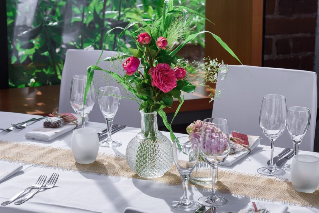 Idées de garden-party avec nappe blanche et fleurs dans vase