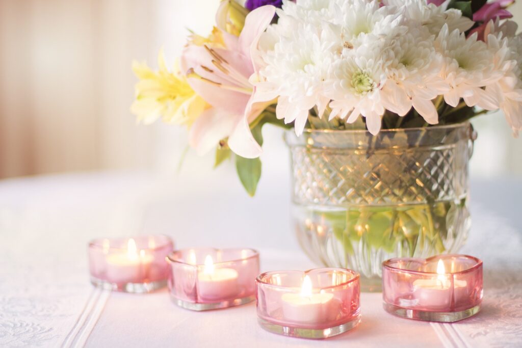  Idées de fêtes de jardin avec un bouquet de fleurs sur la table et des bougies roses