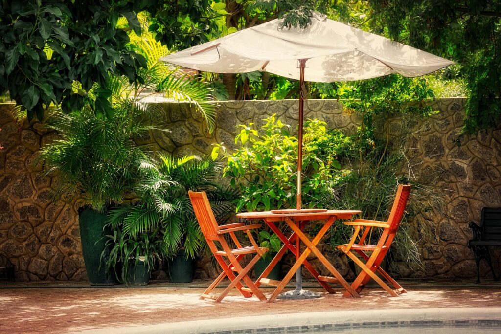 parasol table et chaises en bois terrasse