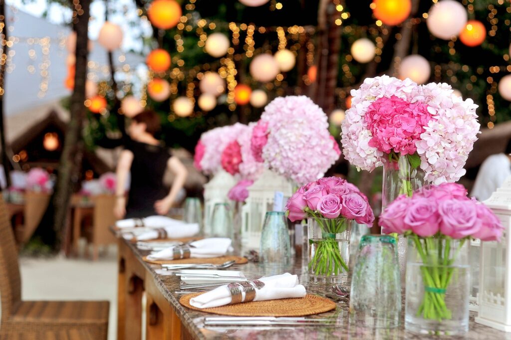 Idées de fêtes de jardin avec vaisselles et fleurs roses