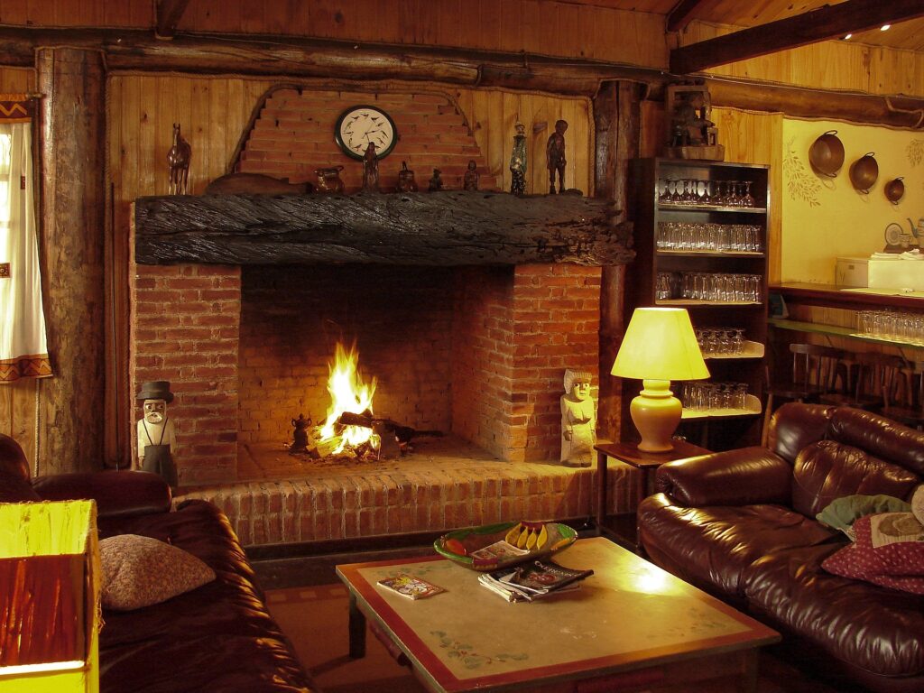 salon rustique avec cheminée et objets vintage
