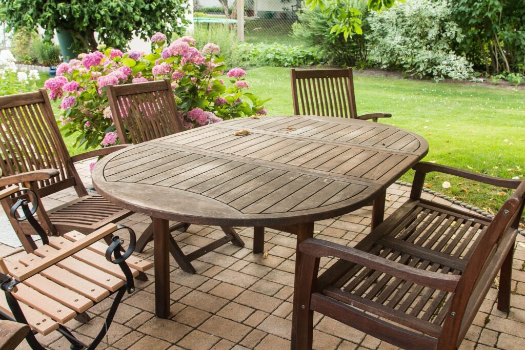 table et chaise en bois dans le jardin 