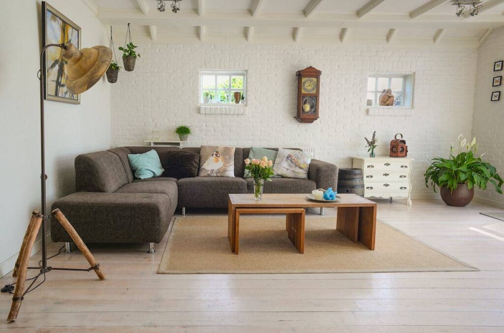 déco salon campagnard et rustique avec mur blanc et tables basses en bois