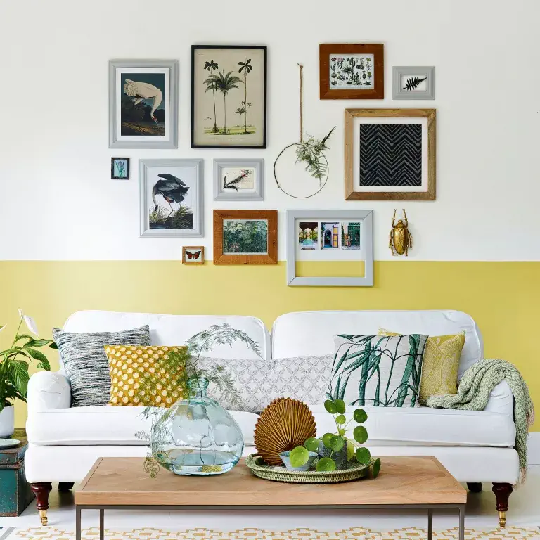 petit salon mur jaune canapé blanc