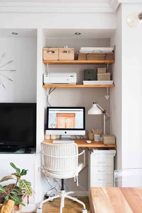 bureau avec petites étagères
