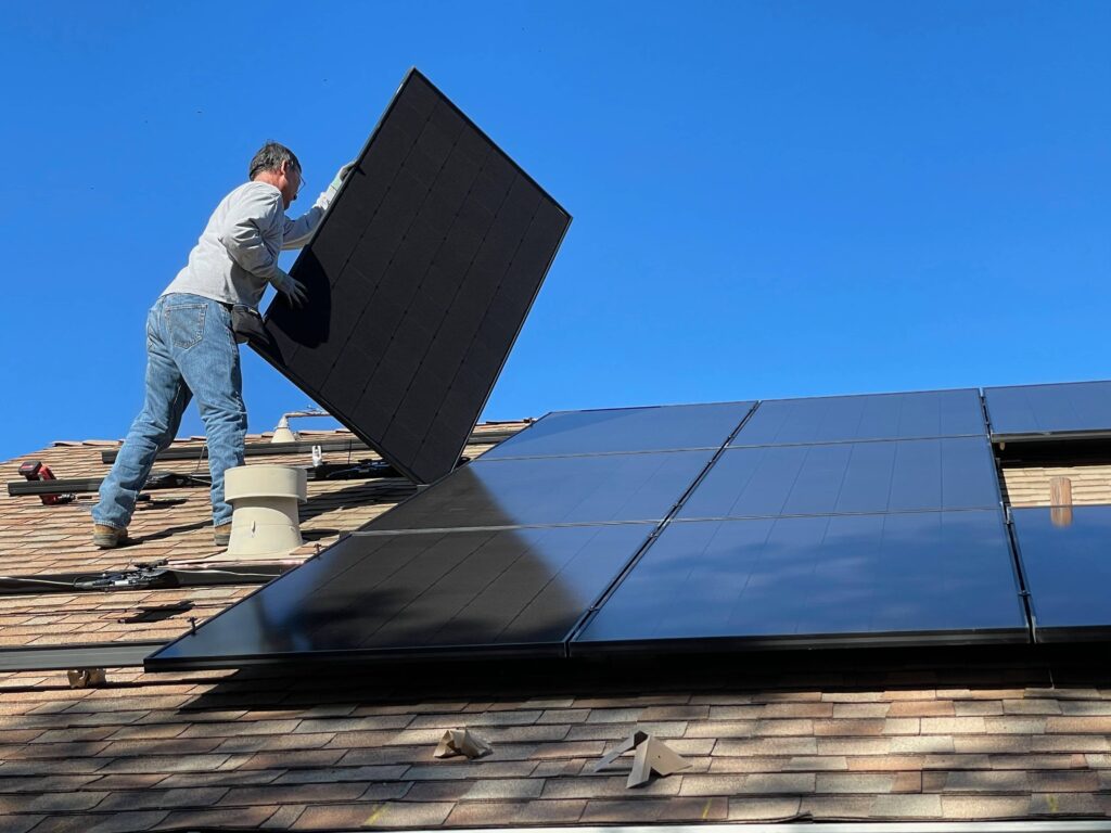 pose de panneaux solaires sur un toit de maison