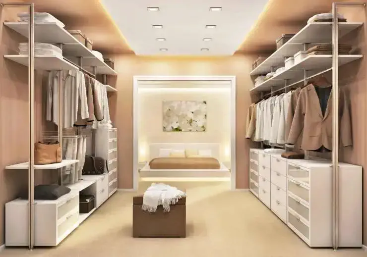 grand dressing ouvert de chaque côté face de la chambre