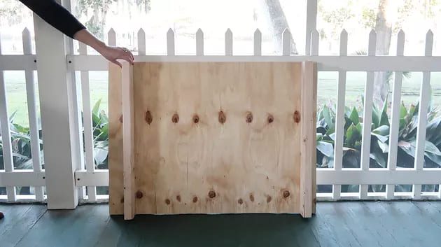 fabrication d'une planche en bois qui tient debout pour masquer l'ouverture de la cheminée
Réflecteur de chaleur
Positionnement 2x4s verticalement sur le contreplaqué