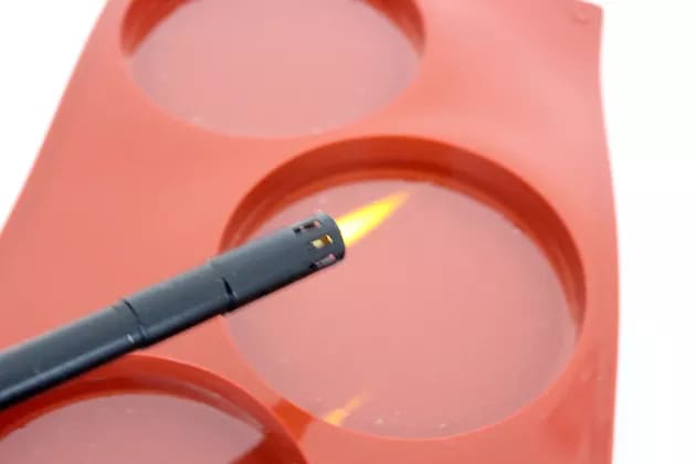 moule en silicone dans lequel la résine est brûlée pour empecher l'apparition de bulles