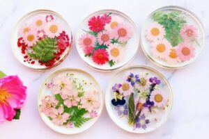 Lire la suite à propos de l’article [DIY] Comment fabriquer des sous-verres en fleurs pressées ?