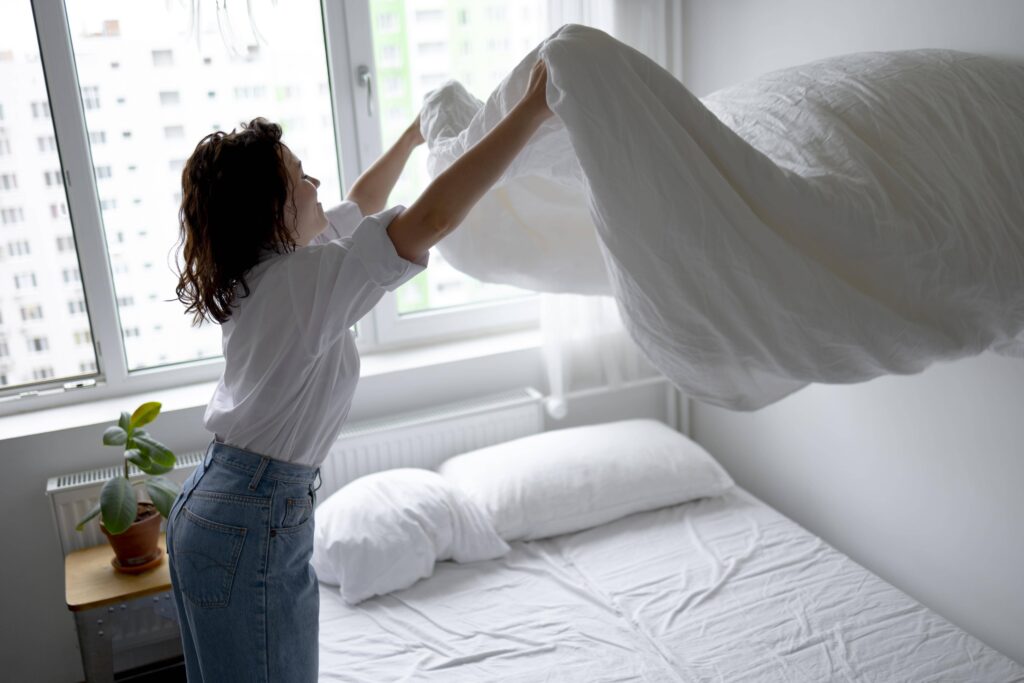 femme nettoyant son lit
