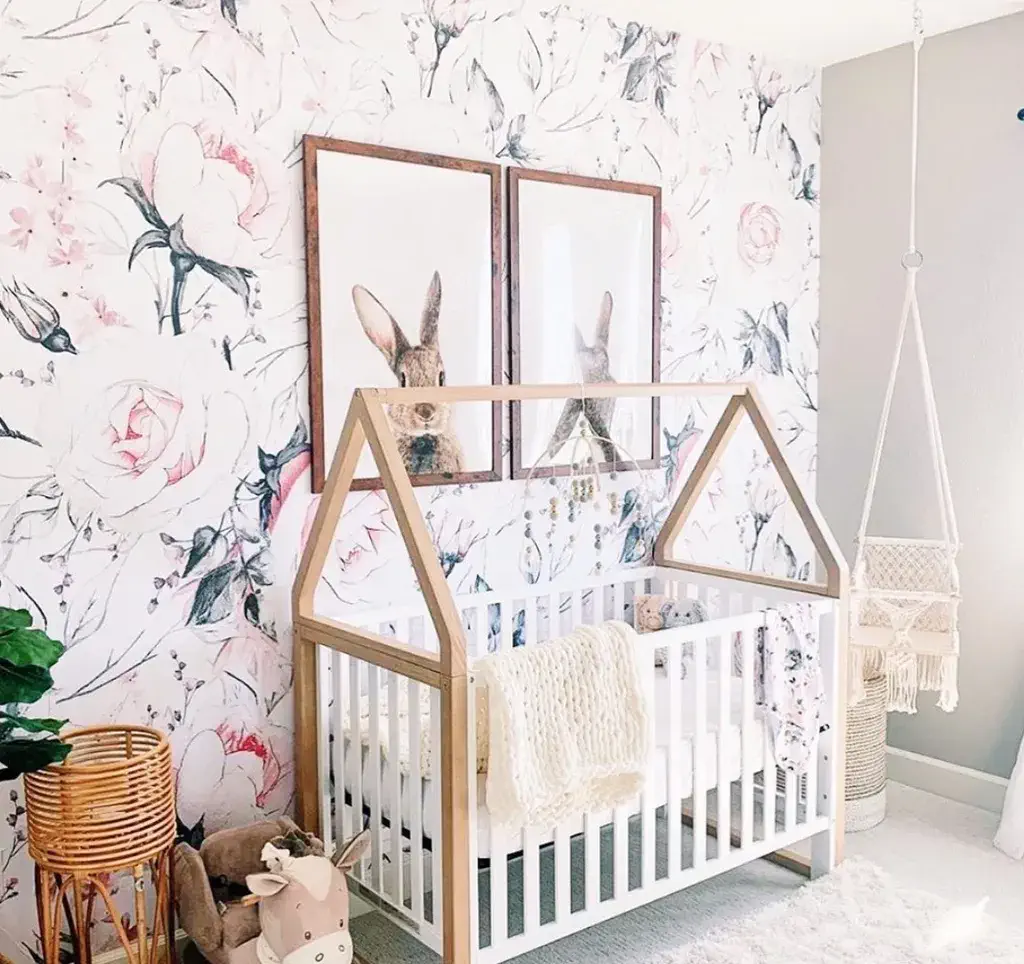 chambre bébé avec papier peint original