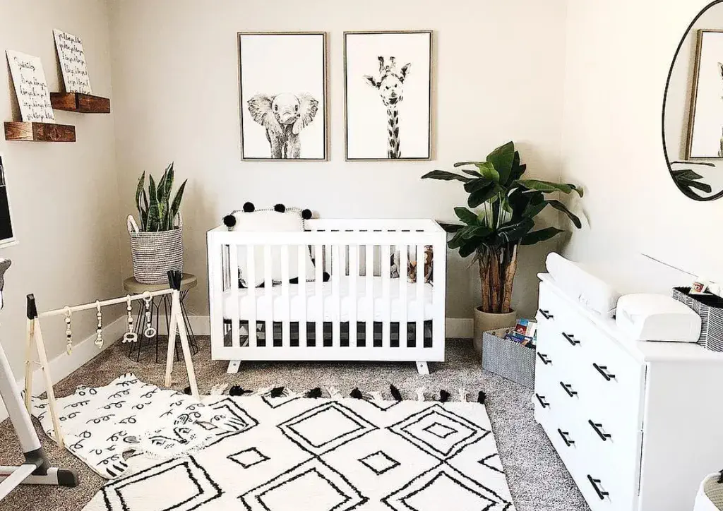 chambre bébé avec tableaux girafe et plantes