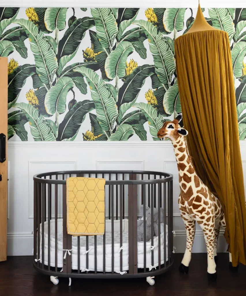 chambre bébé jungle aventure avec peluche girafe