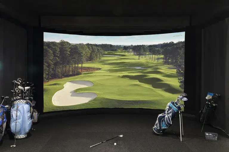 salle de jeux grand écran simulation golf
