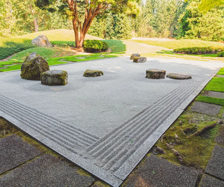 Jardin zen japonais avec du gravier ratissé et des rochers