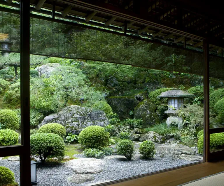 Jardin zen japonais vu de l'intérieur d'une maison