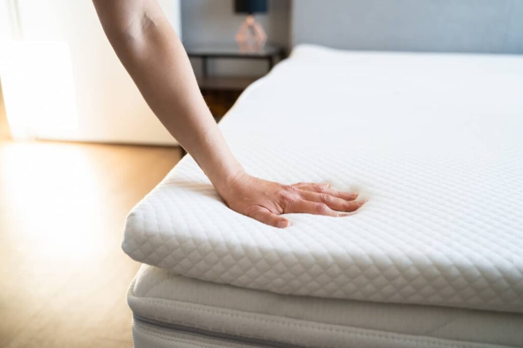 main posée sur matelas