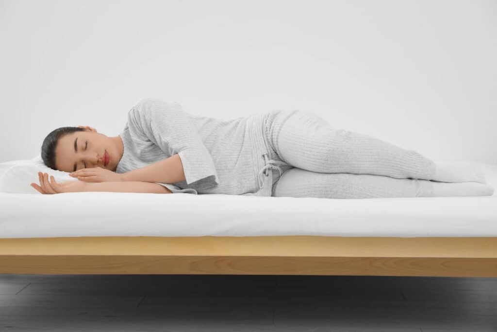 personne qui dort sur le matelas