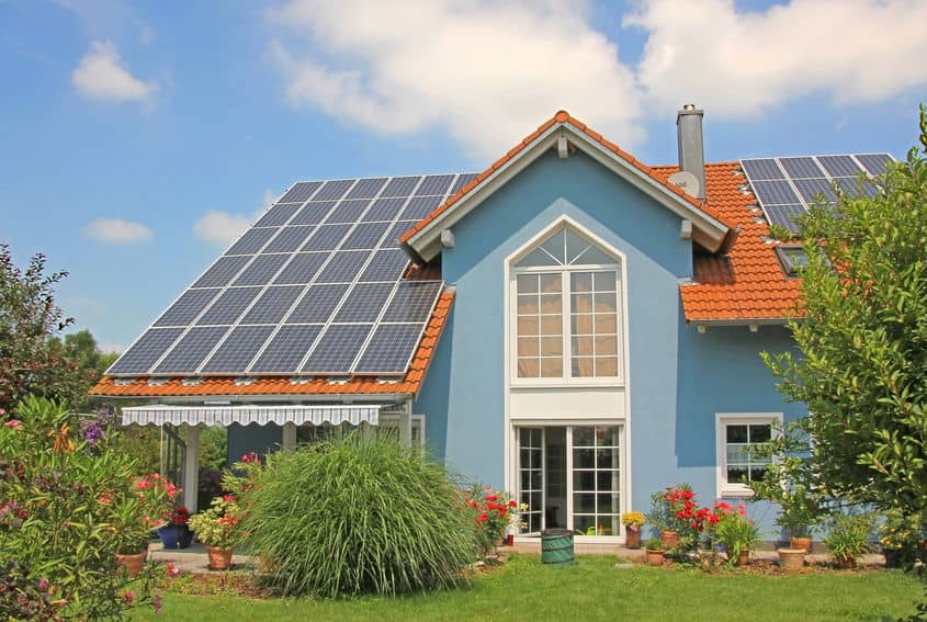 maison avec panneaux solaires