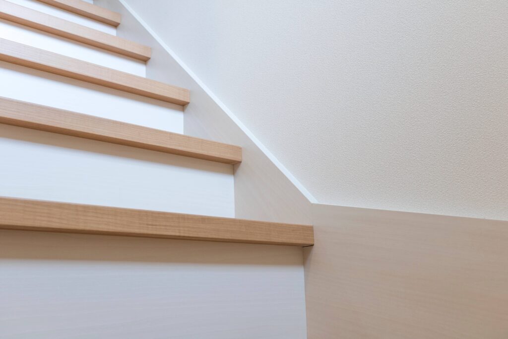 escalier bois et blanc