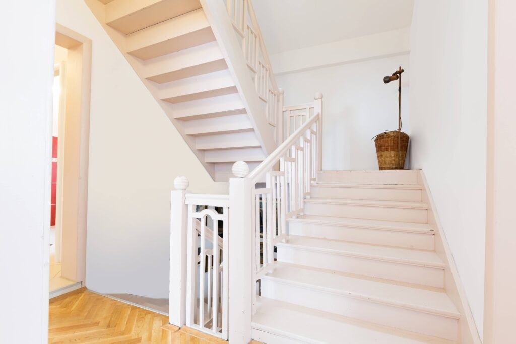 escalier en bois blanc