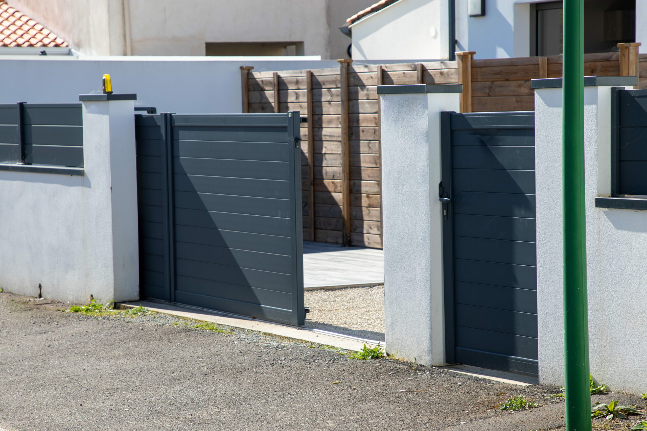 You are currently viewing Portail aluminium, portail en fer ou portail PVC : bien choisir le matériau de son portail