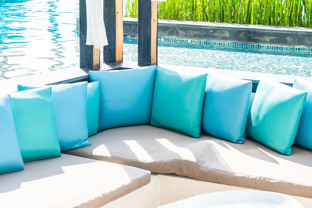 You are currently viewing 10 idées d’aménagement avec des coussins sur-mesure pour optimiser l’espace
