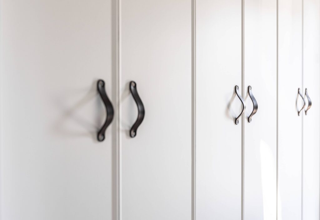 zoom sur les portes de placard battantes avec poignées noires