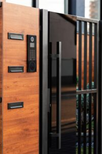 Lire la suite à propos de l’article Sécurité et menuiserie : comment fabriquer une porte d’entrée anti-effraction en bois ?