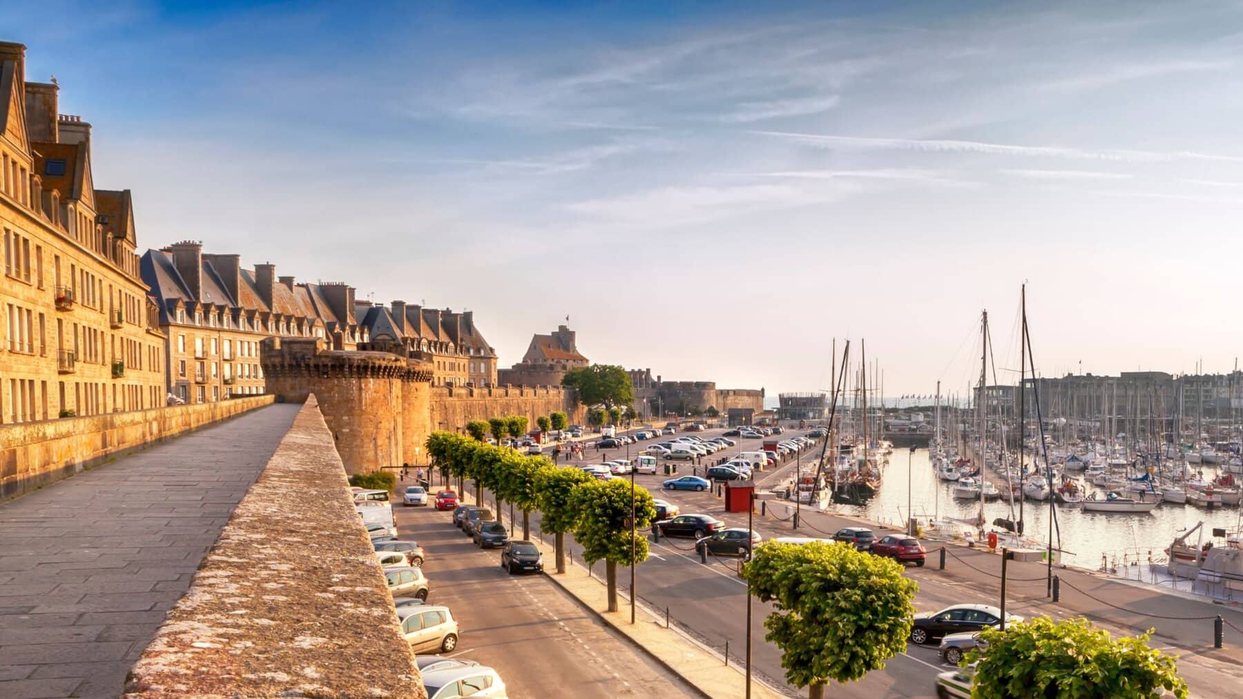 You are currently viewing Vivre entre terre et mer : pourquoi Saint-Malo attire de plus en plus de familles ?