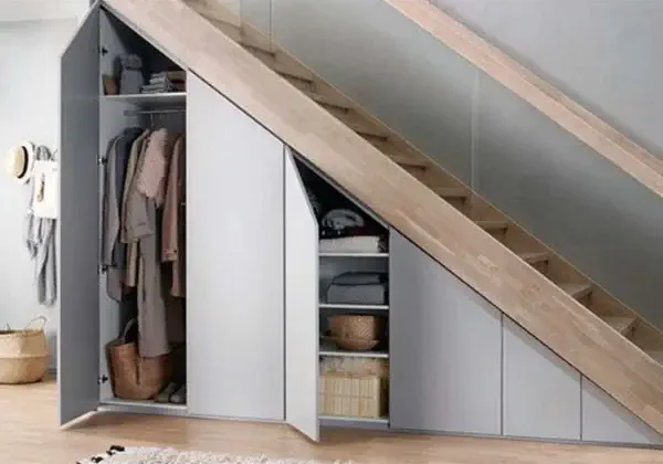 idées aménagement rangement sous escaliers penderie et étagères fermées portes battantes sur mesure
