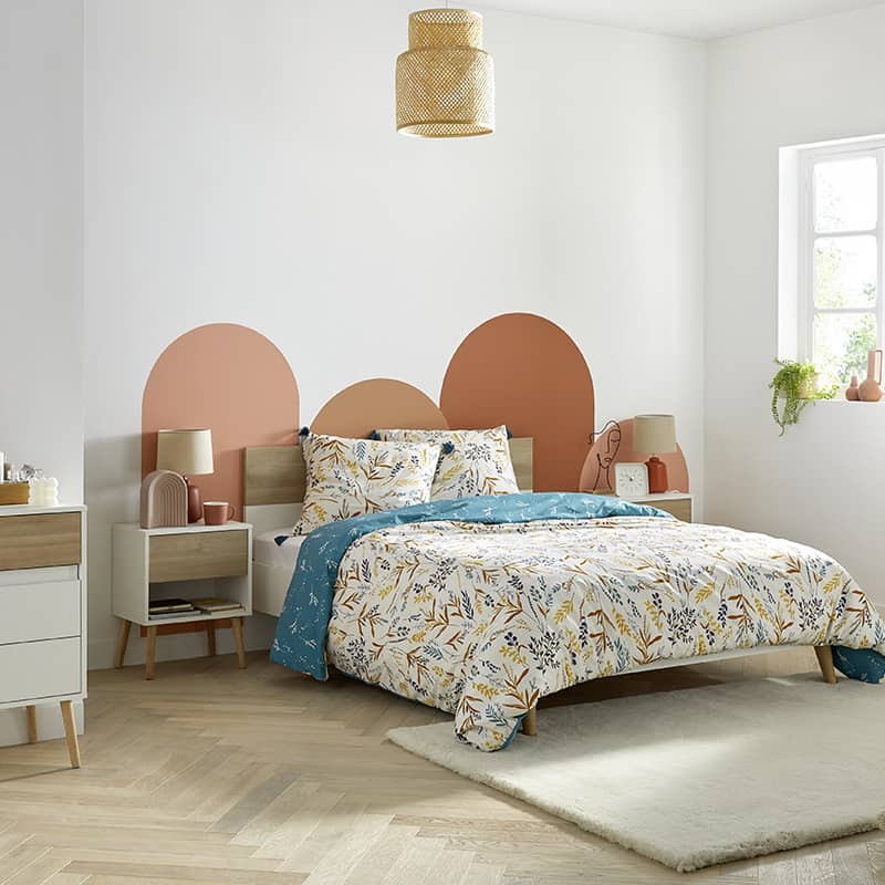 tête de lit avec plusieurs arches peintes