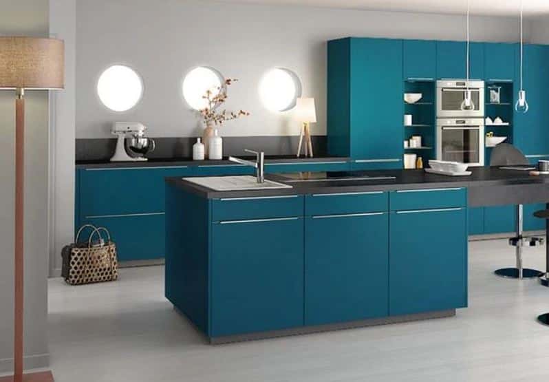 cuisine bleu canard et plan de travail noir crédence noire