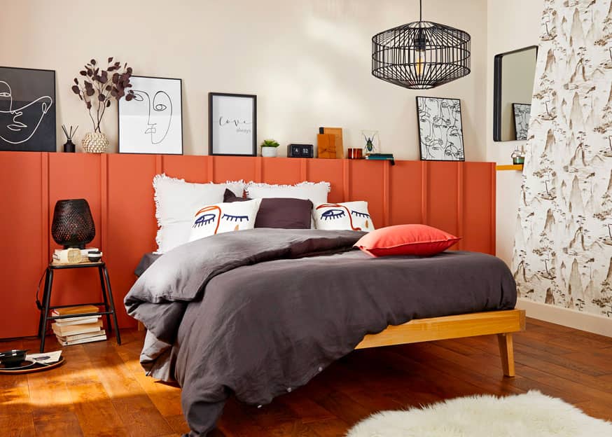 tête de lit peinture avec tasseaux de bois chambre parentale bohème tendance originale