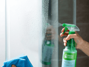 Lire la suite à propos de l’article Comment nettoyer les traces de calcaire sur une paroi de douche ?