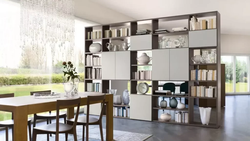 Bibliothèque ou étagère ouverte qui sépare deux pièces salle à manger et salon