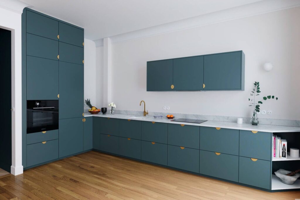 cuisine meubles bleu canard plan de travail marbre poignées dorées originales et tendances