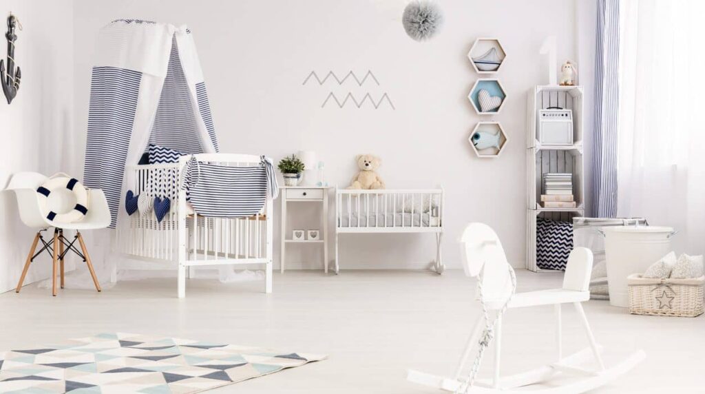 grande disposition chambre bébé lumineuse blanche bleu