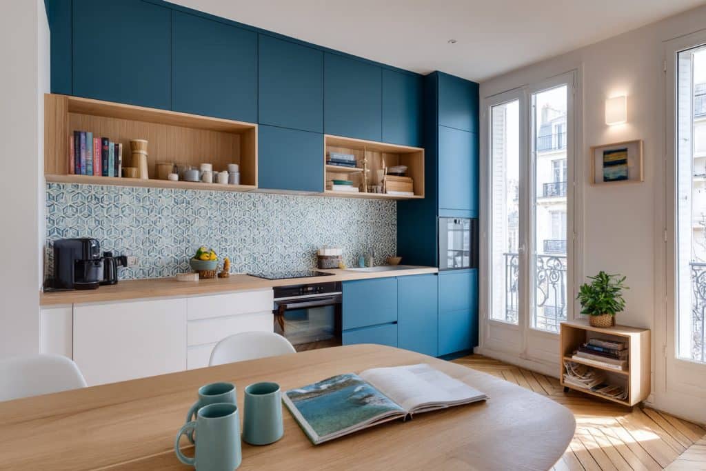 cuisine bleu canard blanc et bois tricolore tendance meubles bleu canard mat chic originale