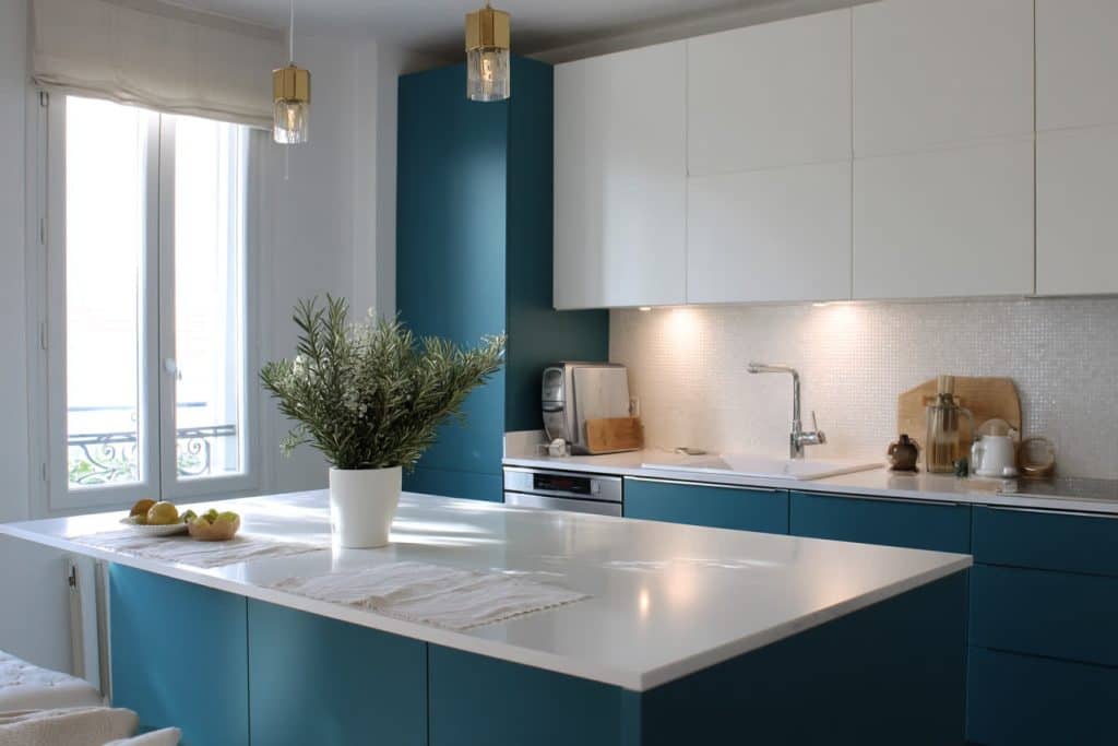 cuisine bleu canard et blanche, bicolore ilot central blanc plan de travail blanc meubles bleu canard tendance chic originale