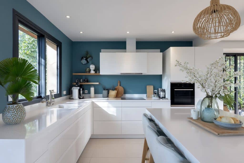 cuisine peinte entièrement en bleu canard mur bleu canard et cuisine entièrement blanche blanc brillant tendance chic design originale