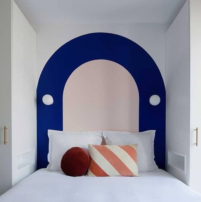 tête de lit peinte du sol au plafond de forme arrondi arche double arche